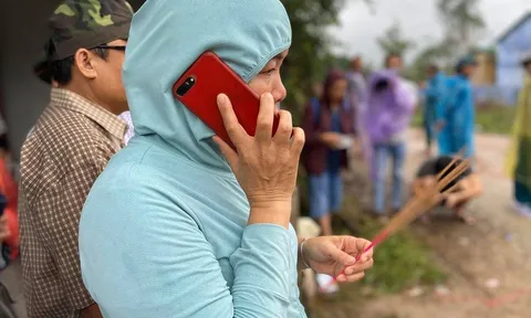 Người nhà cầm nhang chạy theo xe chở thi thể từ Rào Trăng 3 ra ngoài